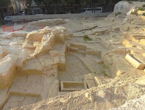 Carrière de la Corderie avec 3 sarcophages non extraits.