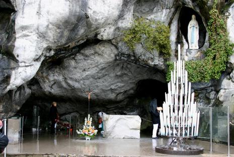 La grotte du sanctuaire de Lourdes.