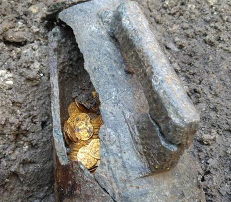 Les pièces d'or trouvées à Côme, en Italie.