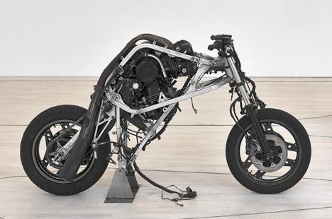 Alexandra Bircken, Interceptor II, 2016, moto, métal, 116 x 207 x 76 cm. 