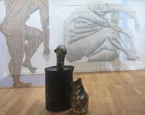 Céramiques de Zoë Paul sur le stand de la galerie The Breeder à la Fiac, 18 octobre 2018