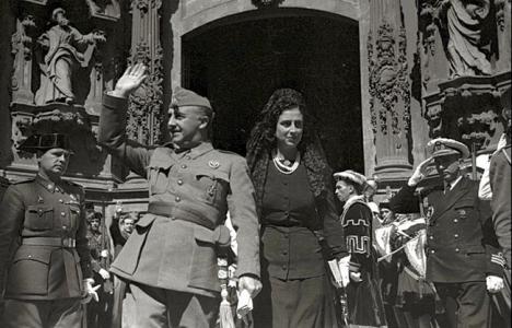 Visite en 1941 de Francisco Franco et de sa femme, Carmen Polo, lors d'une cérémonie religieuse à l'église de Santa María