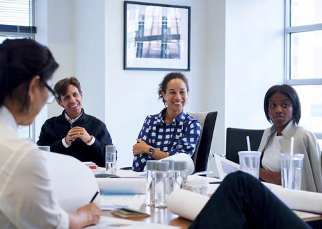 Louise Bernard entourée de ses collaborateurs