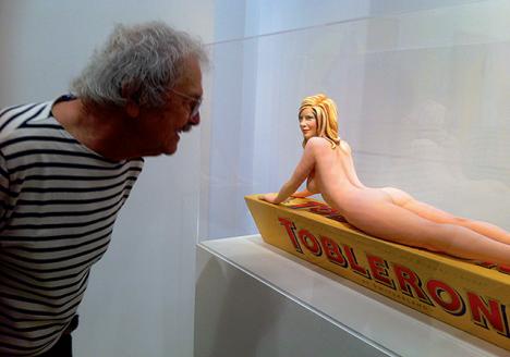 Mel Ramos devant l'une de ses œuvres, à la galerie Trigano.
