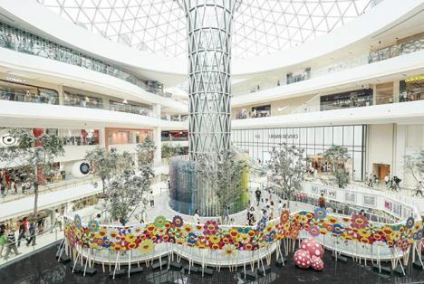 Exposition à Shangaï d'oeuvres semblant être de Yayoi Kusama et de Murakami dans le centre commercial LuOne à Shangaï, propriété du groupe singapourien CapitaLand