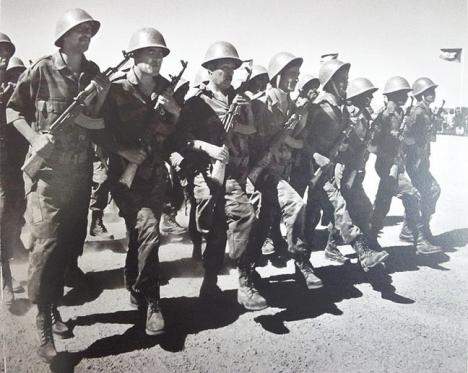 Parade militaire de l'armée sahraouie du Front Polisario en 1980