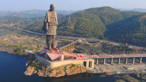 La Statue de l'Unité à l'effigie Sardar Vallabhbhai Patel installée sur l'îlot du Narmadâ dans l'État du Gujarat en Inde.
