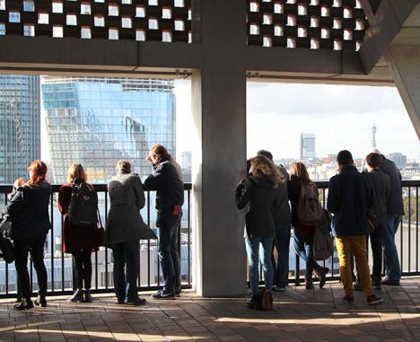 Visiteurs sur la terrasse de la Tate Modern © Photo Ludovic Sanejouand