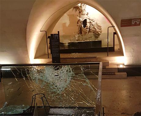 Dans l'Arc de triomphe, au fond le moulage « Le départ des volontaires » représentant Marianne vandalisé lors de la manifestation du 1er décembre 2018