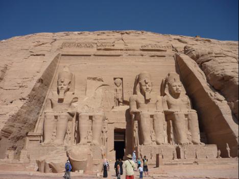 Quatre statues de Ramsès II à l'entrée du grand temple d'Abou Simbel. Photo Rémih