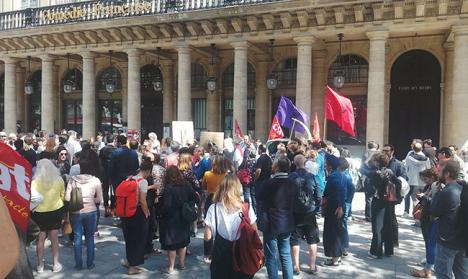 Des artistes-auteurs manifestent leur inquiétude à propos de la hausse de la CSG, place Colette à Paris, le 21 juin 2018.