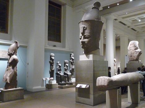 Une des salles des collections égyptienne du British Museum