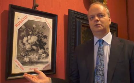 Eike Schmidt, le directeur des Offices, devant la reproduction du tableau de Jan van Huysum portant la mention "Rubato" (volé)