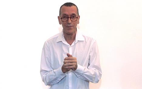 Éric Duyckaerts lors de sa vidéo-conférence FoxP2, 2013
