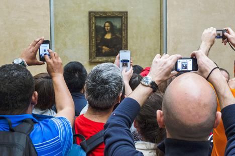 Des visiteurs devant <em>La Joconde</em> au Louvre   