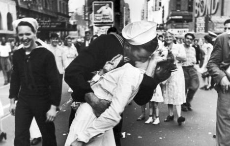 Alfred Eisenstaedt, <em>Le baiser de Time Square</em>, 14 août 1945. Source : Ur Cameras