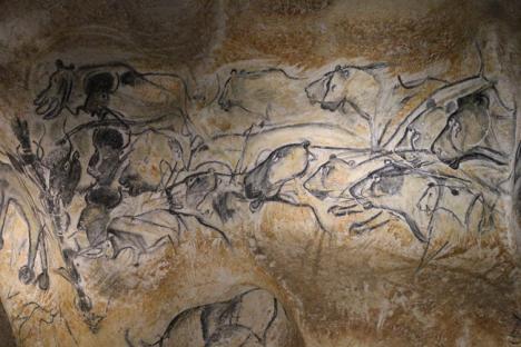 Panneau des lions. Dessins au charbon de bois avec estompe, raclage au silex. Caverne du Pont d’Arc (copie de la Grotte Chauvet), 2014