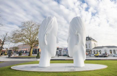 La fontaine réalisée par Jaume Plensa dans le centre de Leeuwarden, aux Pays-Bas, dans le cadre des manifestations organisées en 2018 pour la Capitale européenne de la culture