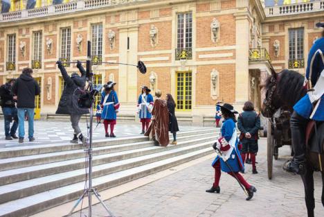 Le château de Versailles sert régulièrement de décor pour les tournages. Ici, celui de la série de Canal+, <em>Versailles</em>