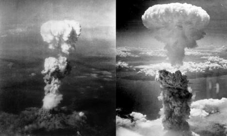 Champignons atomiques sur Hiroshima (gauche) et Nagasaki (droite), photos prises respectivement les 8 et 9 août 1945 par George R. Caron et Charles Levy, deux soldats américains 