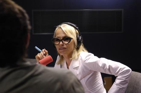 Laure Adler présentant "L'heure bleue" sur France Inter. © Photo : Christophe Abramowitz / Radio France.