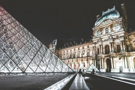 Musée du Louvre de nuit 