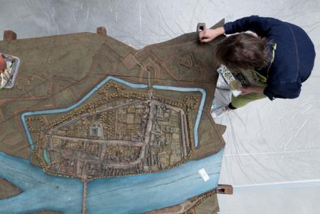 Restauration du plan-relief de Maastricht. © Palais des Beaux Arts de Lille. Photo : J. M. Dautel.