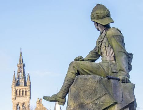 Statue d'un soldat de l'infanterie légère des Highland, Kelvingrove Park à Glasgow, après avoir été vandalisée en février 2019. © Photo Gordon Baird / Art UK.