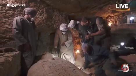 Zahi Hawass lors de l'ouverture d'un des 3 sarcophages sur la chaîne Discovery