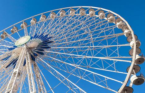 Une Grande roue installée dans une fête foraine