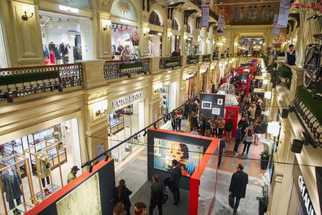 Le festival d'art contemporain GUM Red Line installé dans le GOUM