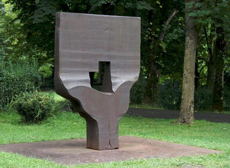 La sculpture d'Edouardo Chillida, <em>Hommage à Georges Braque</em>, installée dans le parc du Musée Chillida Leku