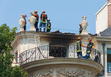 Juste après l'extinction de l'incendie de l'Hôtel Lambert à Paris, le 10 juillet 2013