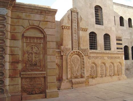 Le monument commémoratif du génocide arménien dans la cour de la cathédrale des 40 Martyrs à Alep en Syrie
