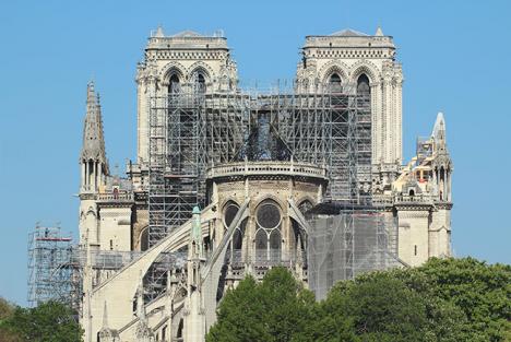 Vue du pont de la Tournelle, Notre-Dame de Paris et son échafaudage transpercé par la chute de la flèche causée par l'incendie du 15 avril - Copyright photo Ludosane, 20 avril 2019