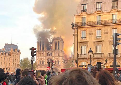 La foule s'amasse autour de Notre-Dame de Paris en feu, le 15 avril 2019 - Photo Jorge Martínez Micher