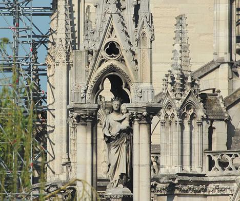 Une des statues épargnées de Notre-Dame après l'incendie.  Photo Ludosane