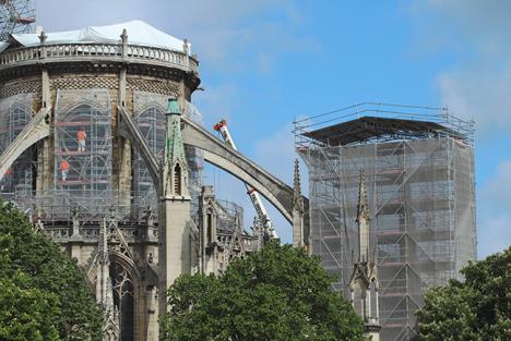 La cathédrale Notre-Dame de Paris recouverte d'une bâche, le 27 avril 2019