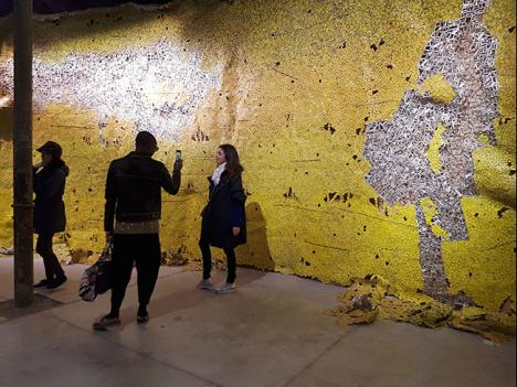 El Anatsui dans le pavillon du Ghana, à l'Arsenale © Photo  F. Simode, le 9 mai 2019