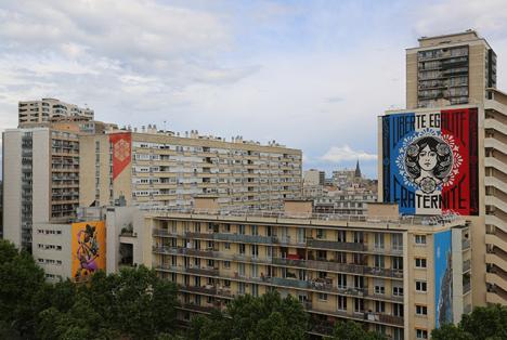 Vue sur les fresques des artistes C215, Maye, et Shepard Fairey dans le 13eme arrondissement de Paris, en juin 2018. © Photo Galerie Itinerrance.