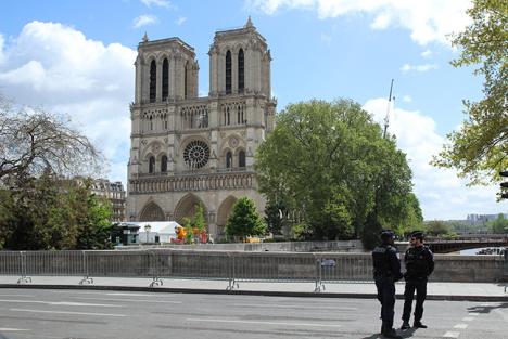 La cathédrale Notre-Dame de Paris sous la surveillance de policiers, le 27 avril 2019 &copy; Photo Ludosane