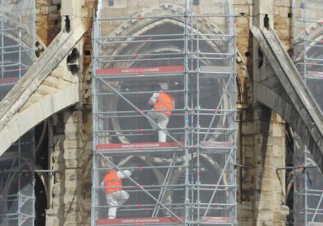 Inspection de la structure de la cathédrale Notre-Dame de Paris après l'incendie, le 27 avril 2019
