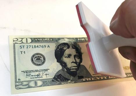 Tampon destiné à remplacer le visage d’Andrew Jackson par Harriet Tubman sur les billets de 20 $ américains. © Photo Dano Wall.