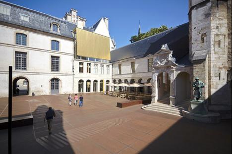 Toit-façade doré de l'architecte Yves Lion, Musée des Beaux-Arts de Dijon. @ Photo François Jay.