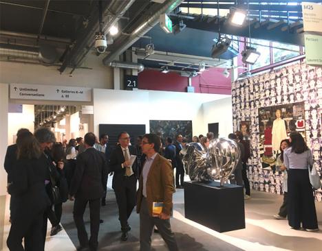 Le stand d'Emmanuel Perrotin avec des oeuvres de Laurent Grasso à la foire d'Art Basel, le 11 juin 2019