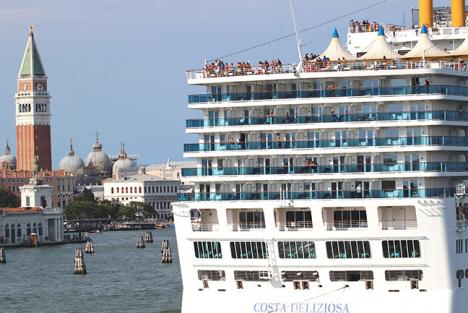 Le navire de croisière Costa Deliziosa (92 700 tonnes) naviguant sur le Canal de la Giudecca près de la place Saint Marc à Venise, 6 août 2017 Copyright photo LudoSane