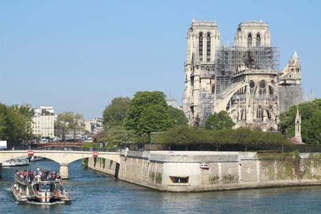 Un bateau-mouche longe la cathédrale Notre-Dame de Paris quelques jours après l'incendie © Photo LudoSane, 20 avril 2019