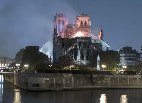 L'incendie de la cathédrale Notre-Dame de Paris en cours d'extinction, le 15 avril 2019. © Photo Nivenn Lanos/Unsplash