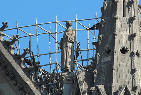 Une des statues sur le toit de Notre-Dame après l'incendie du 15 avril 2019 © Photo LudoSane