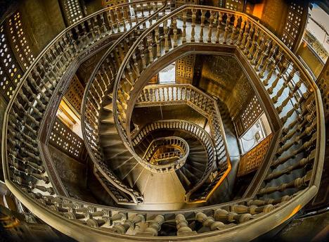 Escalier intérieur de la Tour du Palais du Baron Empain